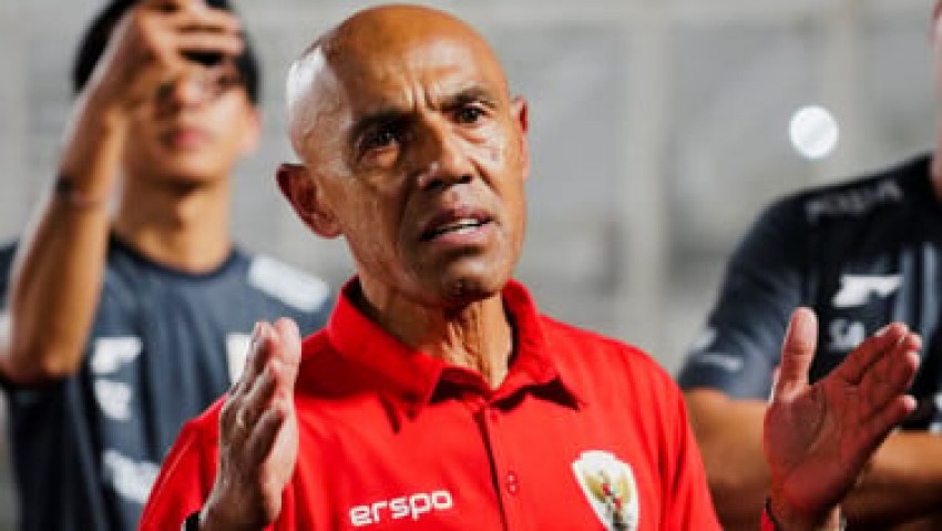 Simon Tahamata Pamer Foto Bareng Frank de Boer, Publik Ramai Duga Pelatih Baru Timnas Indonesia