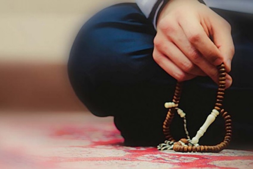Menimbang Mana yang Lebih Utama: Zikir Apa Salat?