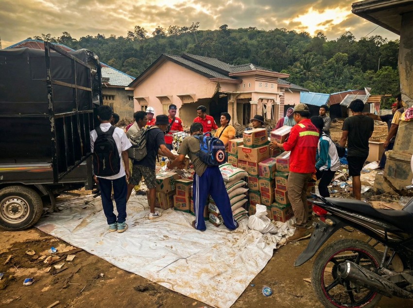 Respons Cepat Bencana, NHM Salurkan Bantuan Sosial bagi Pengungsi di Sumatera Utara