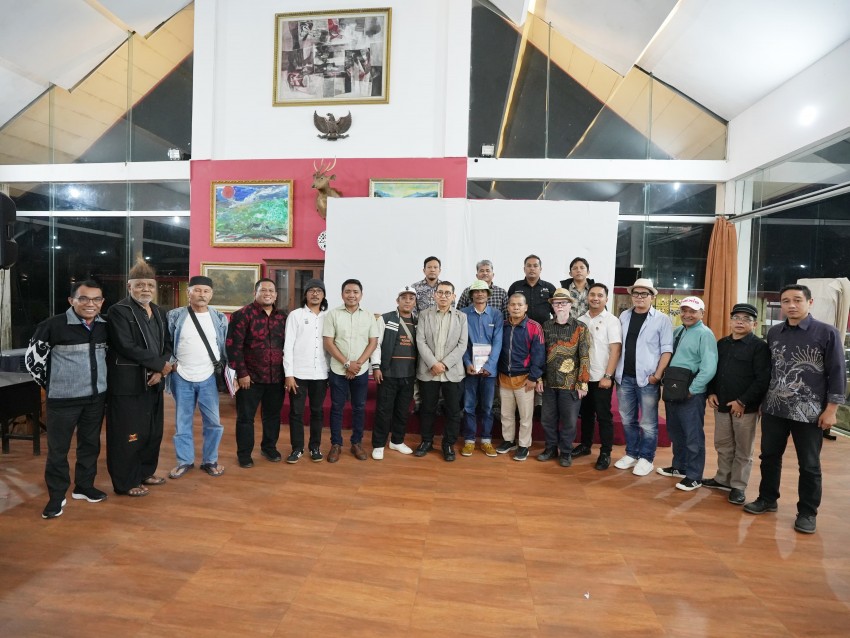 Menteri Kebudayaan Tinjau Manuskrip Kuno Sumbar yang Terancam Bencana dan Siapkan Solusi Pendanaan