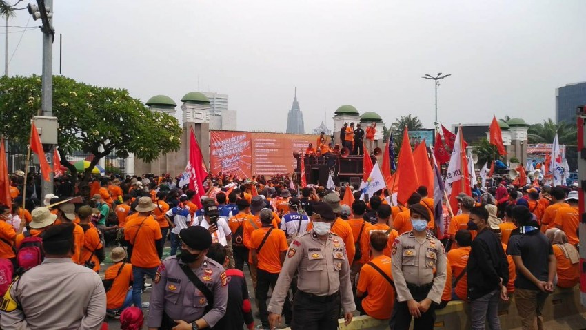 Ribuan Buruh Kepung Istana Hari Ini, Protes Nominal UMP 2026