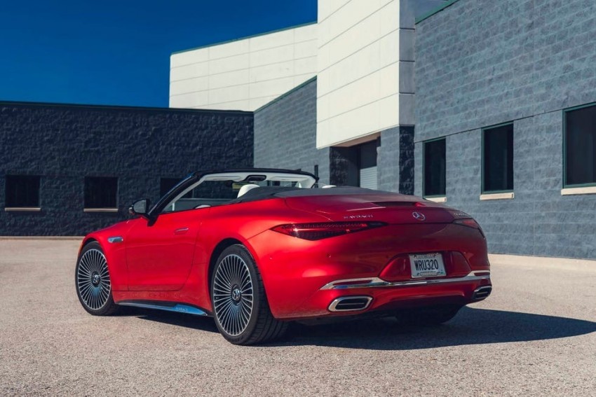 Melihat Eksterior Mercedes-Maybach SL680 2026