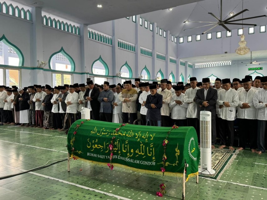 Ribuan Pelayat Iringi Pemakaman KH Amal Fathullah Zarkasyi