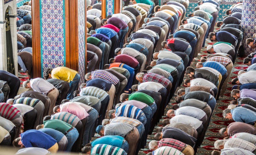 Tata Cara Shalat Tarawih Sendiri maupun Berjamaah, Lengkap dengan Arab dan Latin
