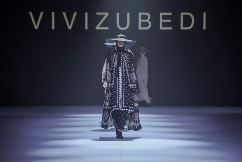 Vivi Zubedi Hadirkan Koleksi Raya Signature Monogram Bergaya Bold dan Classy