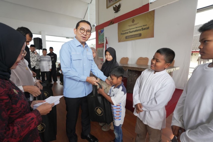 Fadli Zon Serahkan Santunan Anak Yatim Korban Bencana Tanah Datar Jelang Idulfitri