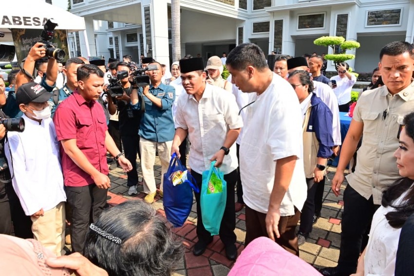 Peduli Masyarakat, TNI AL dan Kementerian PKP Bagikan Sembako dan Daging pada Warga Menteng Tenggulun dan Sekitarnya