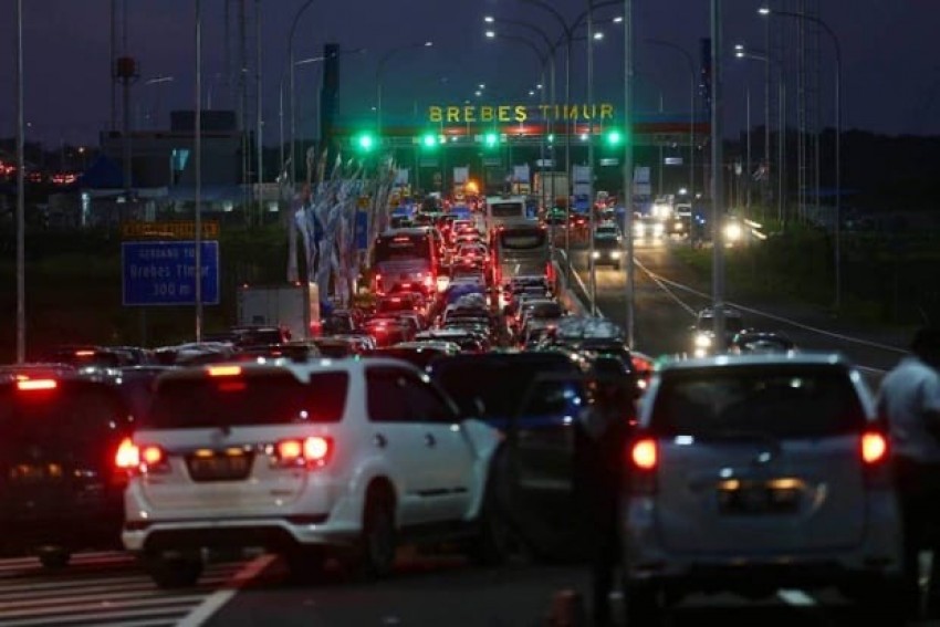 Mudik Lebaran 2026: Arus Lalu Lintas Brebes-Cikampek Padat Merayap, Banyak Mobil Mogok