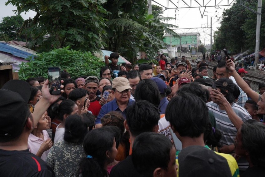 Seskab Teddy Ungkap Alasan Prabowo Susuri Bantaran Rel Senen