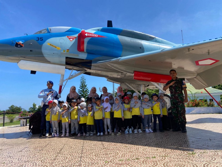 Lanud Sultan Iskandar Muda Kenalkan Dunia Dirgantara kepada Siswa TK dan PAUD
