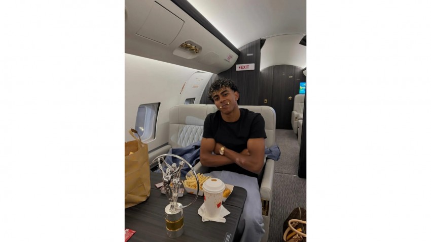 Lamine Yamal Makan McDonald's di Pesawat Jet Pribadi Usai Menangkan Penghargaan Laureus Bersejarah