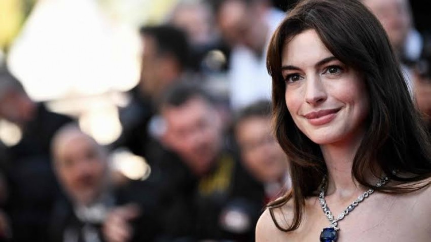 Usai Viral Ucap Insya Allah, Anne Hathaway Dihadiahi Mushaf Qur'an dari Fans