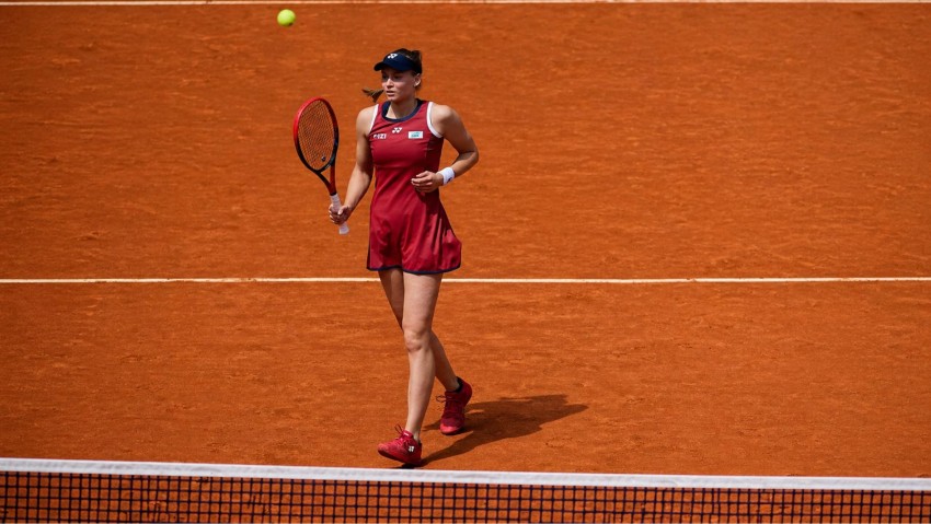 Si Cantik Elena Rybakina Susah Payah Bangkit dan Kalahkan Qinwen Zheng di Babak 32 Besar Madrid Open