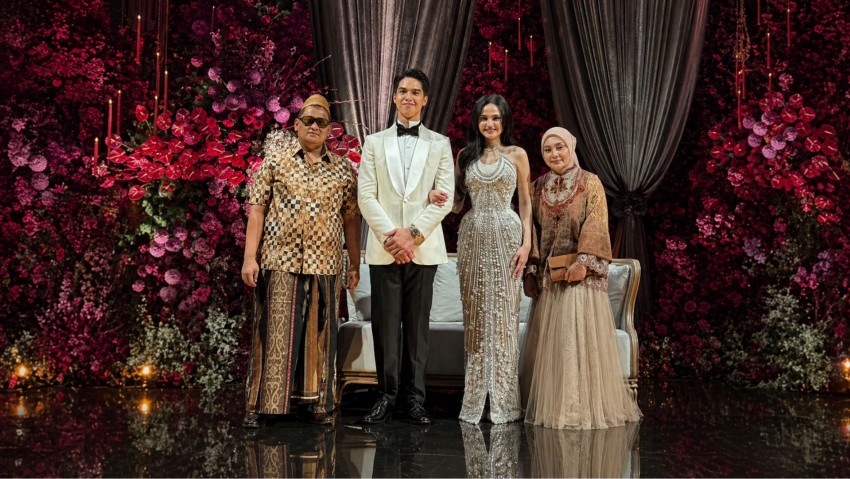 Di Tengah Gemerlap Batik dan Jas, Haji Her Hadiri Pernikahan El Rumi dengan Sarung: Siapa Dia?