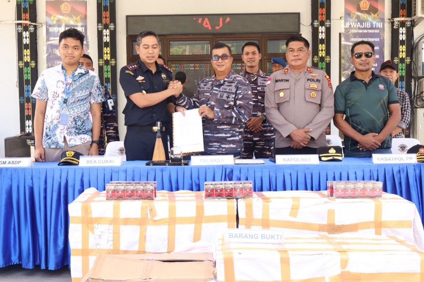 TNI AL bersama aparat gabungan gagalkan penyelundupan rokok ilegal di Labuan Bajo
