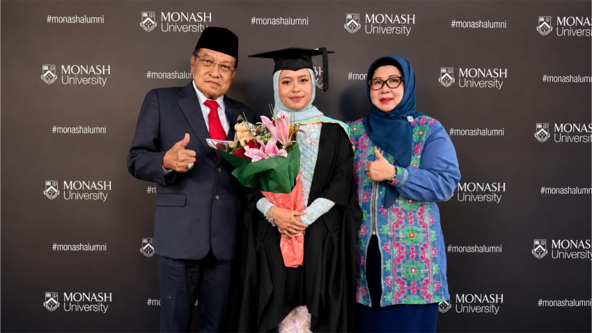 Putri Mantan Ketum PBNU KH Said Aqil Siroj, Najwa Said, Raih Gelar S2 Cumlaude dari Monash University
