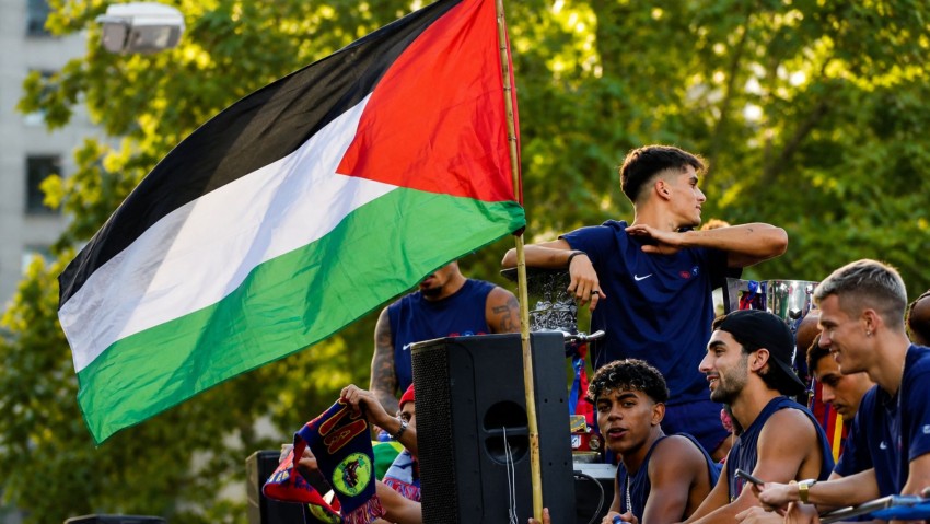 Bikin Heboh, Bintang Barcelona Lamine Yamal Kibarkan Bendera Palestina Saat Rayakan Clubnya Juara LaLiga