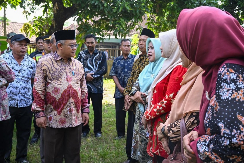 Pengabdian Sutimah: 22 Tahun Mengajar, Tempuh Jarak Jauh dan Pernah Dibayar Rp50/bulan, Kini Berharap Dimutasi