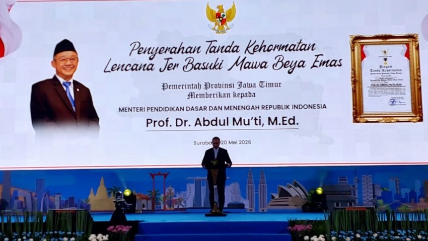 Menteri Abdul Mu'ti Terima Lencana Jer Basuki Mawa Beya Emas dari Pemprov Jawa Timur