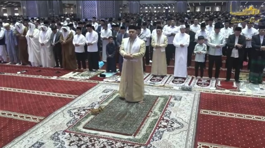 Gibran Shalat Iduladha di Masjid Istiqlal, Prabowo Subianto di Paris