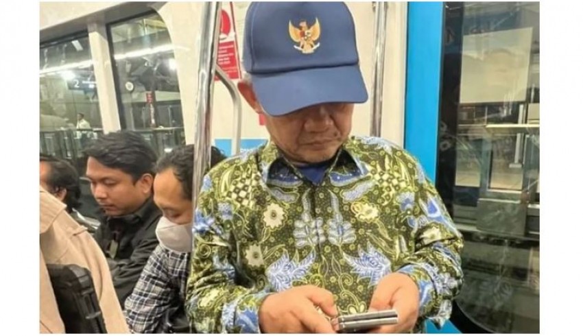 Meski Tak Kebagian Kursi, Mendikdasmen Prof. Abdul Mu'ti Tetap Nyaman Berdiri di MRT