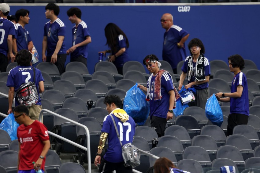 Usai Rayakan Gol, Suporter Jepang Kompak Pungut Sampah Sebelum Pulang
