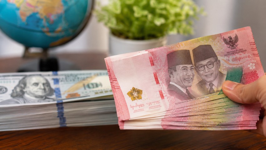 Rupiah Ditutup Melemah ke Rp17.764 per Dolar AS, Pasar Cermati Langkah Agresif BI dan Keputusan The Fed