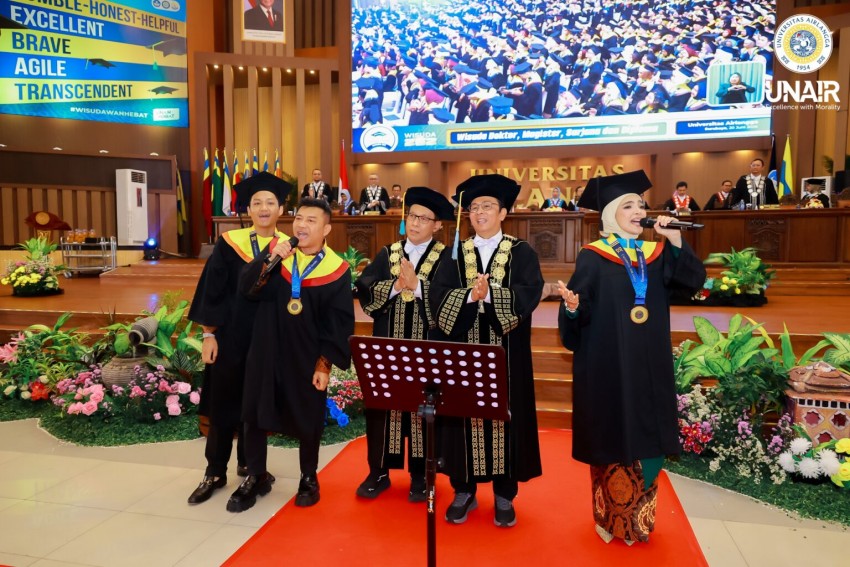 Ashanty Raih Gelar Doktor, Wisuda Bareng Anang dan Azriel di UNAIR Jadi Sorotan