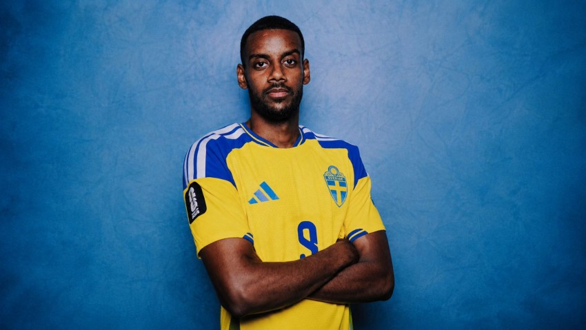 Alexander Isak Nyaris Jadi Penentu Kemenangan Swedia, Sundulan Striker Liverpool Digagalkan Mistar