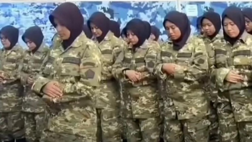 Pro-Kontra Peserta Diklat Kopdes Kenakan Seragam Saat Salat, Wajibkah Muslimah Pakai Mukena?