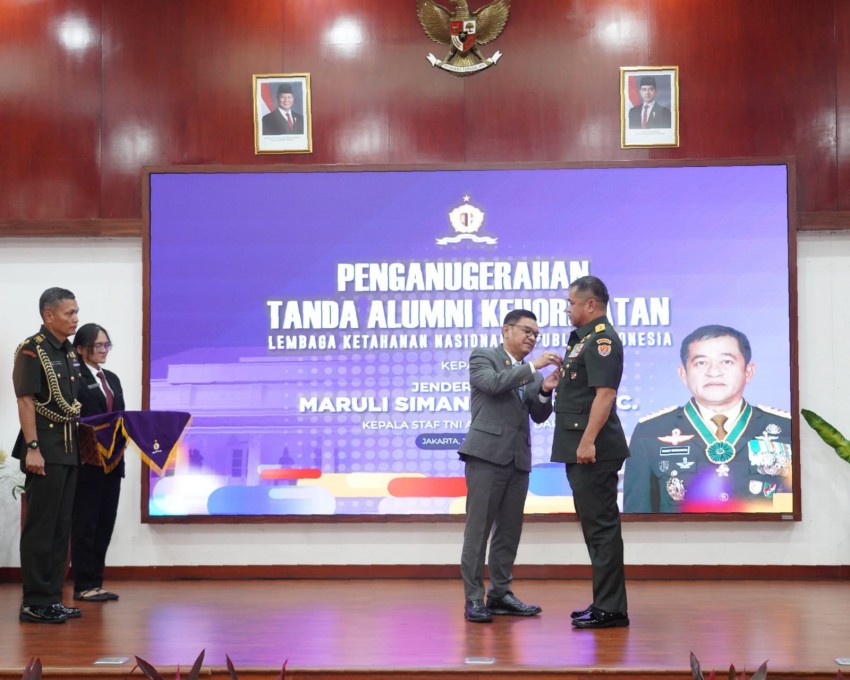 Perkuat Ketahanan Nasional, Kasad Dianugerahi Tanda Alumni Kehormatan Lemhannas RI