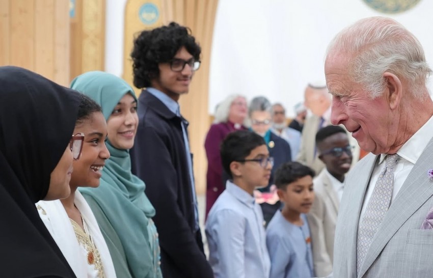 Momen Langka Raja Charles Lepas Sepatu Saat Kunjungi Masjid Cambridge