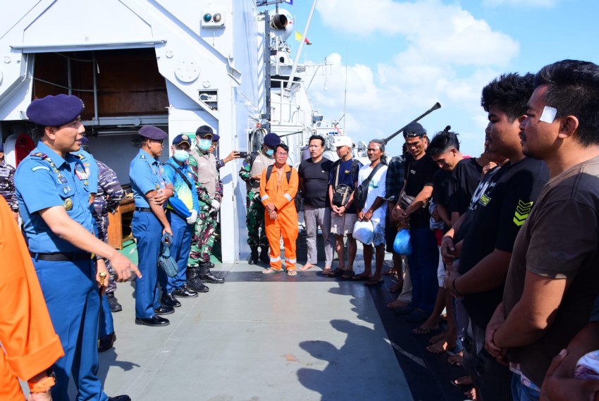 KRI Nala-363 Bawa 32 Korban Kebakaran KM Mutiara Sentosa 2 ke Koarmada II, 30 Selamat dan 2 Meninggal Dunia