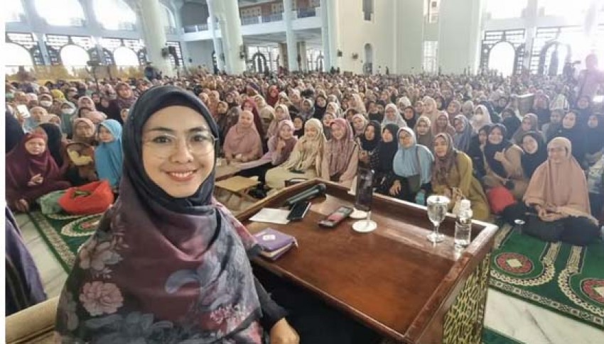 Viral Nakes Hina Pasien, Ustazah Oki Ingatkan Dosa Mengolok-olok dalam Islam