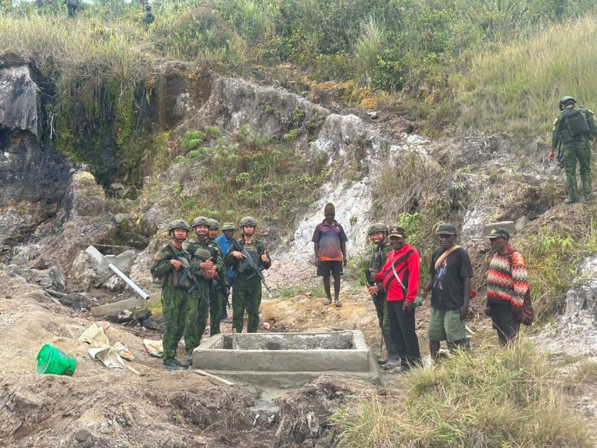 Prajurit TNI AL dari Satgas Yonif 2 Marinir Bangun Penampungan Air Bersama Masyarakat Paniai, Papua