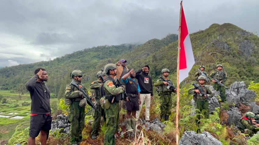 Prajurit TNI AL dari Yonif 2 Marinir bersama pemuda Komopa kibarkan Merah Putih sambut HUT ke-81 RI