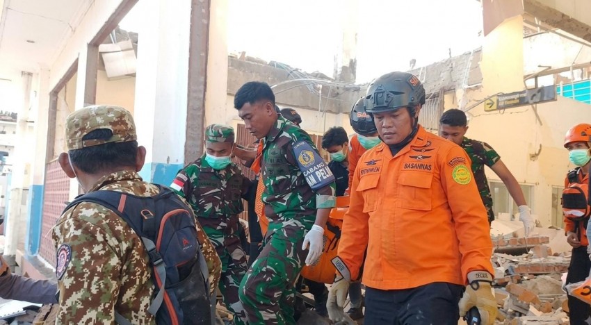 TNI AL dan Tim Gabungan Bergerak Cepat Tanggulangi Dampak Gempa di Pelabuhan L. Say Maumere, NTT