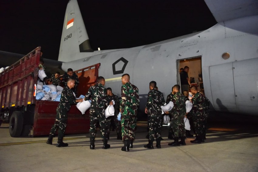 Dua Hercules TNI AU Kirim 27 Ton Bantuan untuk Korban Gempa NTT
