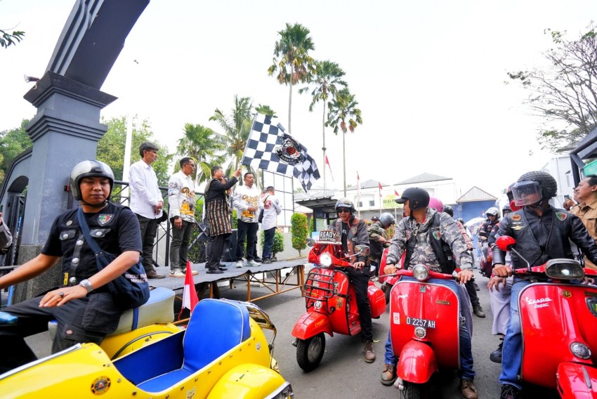 Komunitas Vespa Gelar Kirab Merah Putih dari Masjid Pusdai hingga Braga