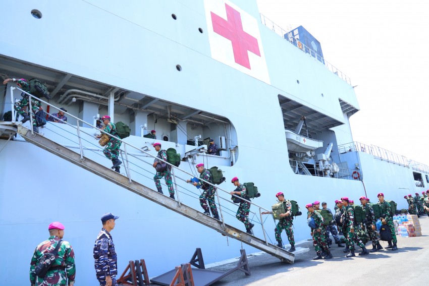 Dukung Penanggulangan Gempa NTT, TNI AL Kerahkan KRI dr. Soeharso-990 Bawa Bantuan Kemanusiaan