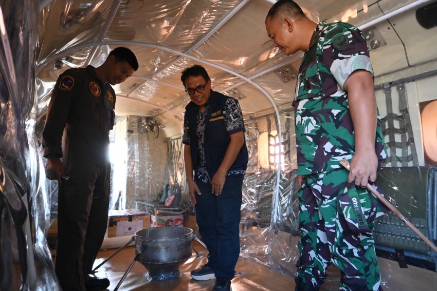 Pesawat Casa NC212 Disiagakan di Lanud Supadio, Operasi Udara Hadapi Karhutla Kalbar Diperkuat