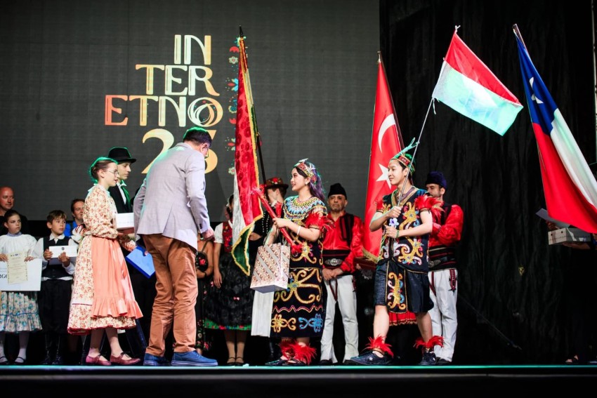 Kementerian Kebudayaan Bawa Seni Sunda ke Hungary International Folklore Festival