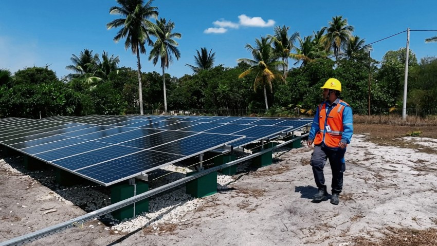 PLTS PLN Bikin Pulau Rengit Terang 24 Jam, Nelayan Bisa Simpan Rajungan Lebih Lama