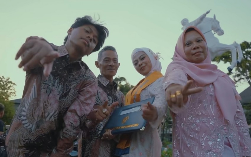 Pakai Lagu Livin on a Prayer, Wisudawan Undip Malah Disapa Bon Jovi