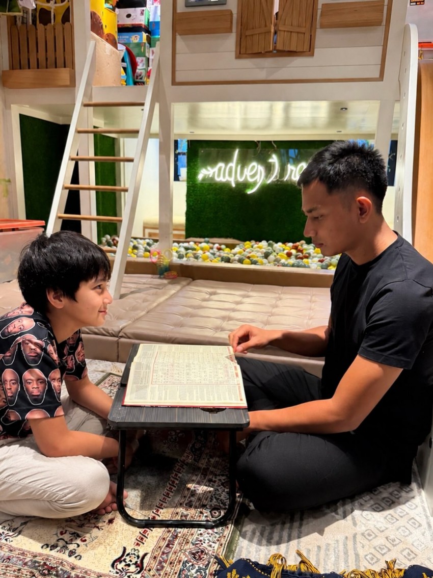 MasyaAllah, Rafathar Mulai Hafalkan Juz 30! Ini Doa Sang Guru Ngaji