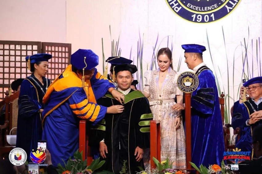 Petinju Manny Pacquiao Raih Gelar Doktor Kehormatan
