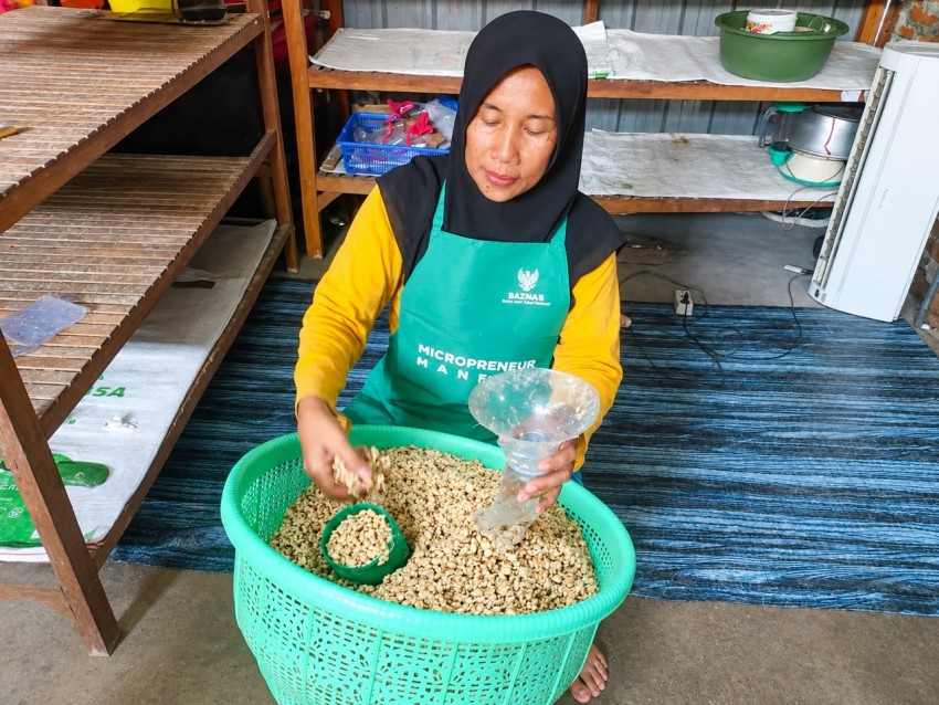 BAZNAS Microfinance Desa Sukses Kembangkan Usaha Tempe Mustahik Binaan