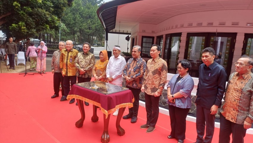 Respon Ahmad Muzani Saat Ditanya Jokowi Pamer Kartu Anggota PSI dan Pendidikan Gratis