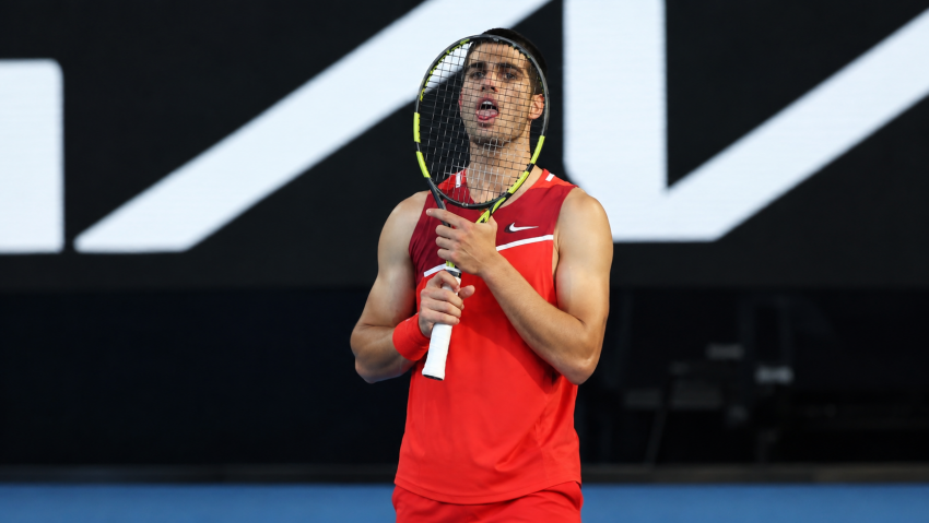 Alcaraz Melaju ke Semifinal Tokyo Open Setelah Shapovalov Mundur Akibat Cedera Paha