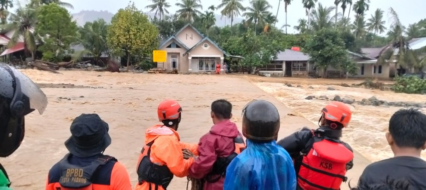 Banjir Bandang Menerjang Kota Padang, Tiga Kecamatan Terdampak Sebabkan 672 Orang Mengungsi
